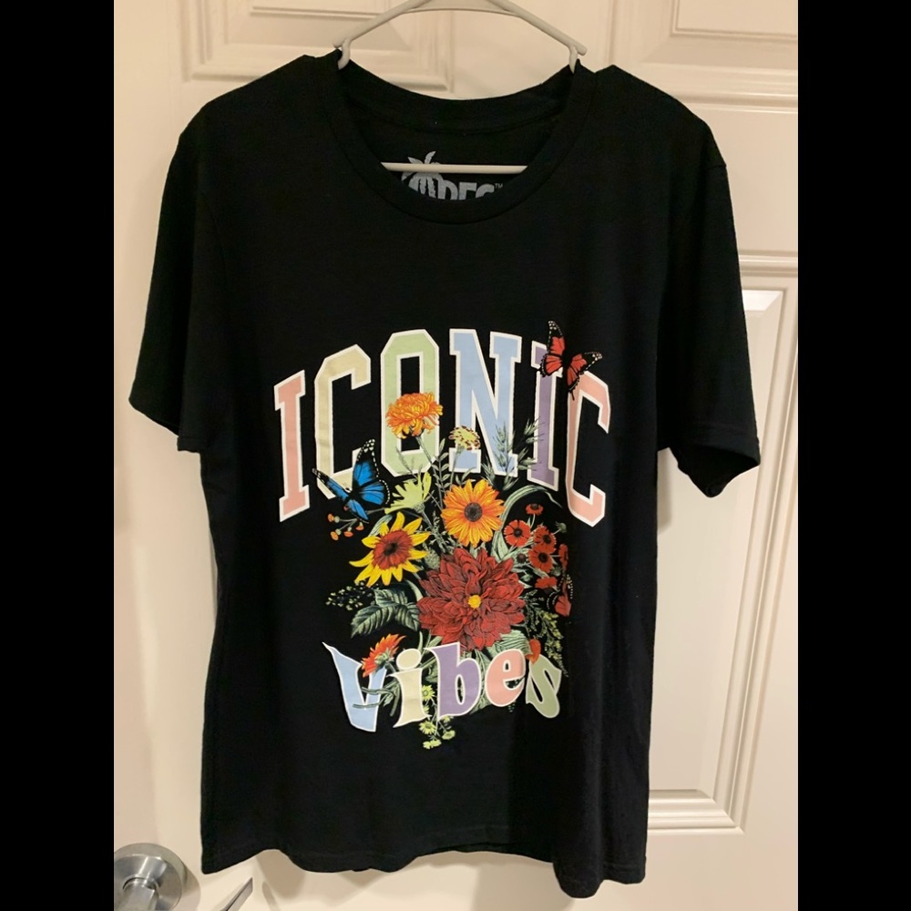 New iconic vibes medium short sleeve shirt